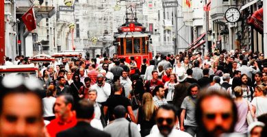 Calle de Estambul con un reloj