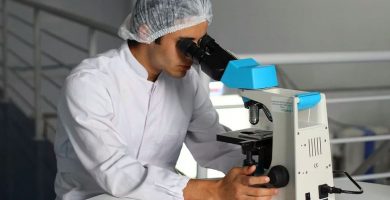 microscopio y biologo