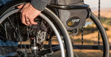 persona discapacitada en silla de ruedas